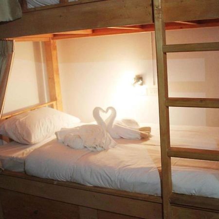 Bunk Boutique Cnx Hostel Чиангмай Екстериор снимка