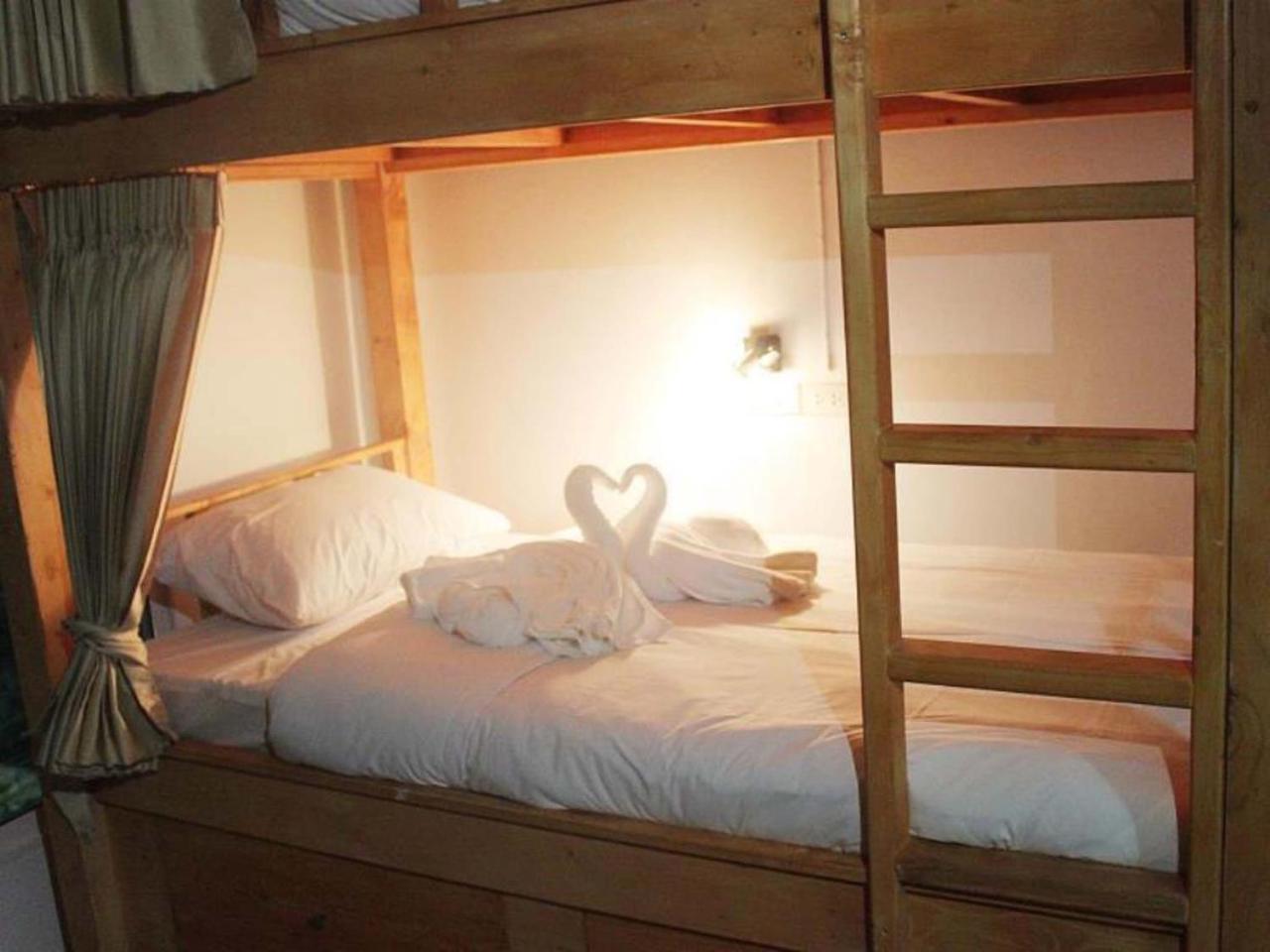 Bunk Boutique Cnx Hostel Чиангмай Екстериор снимка